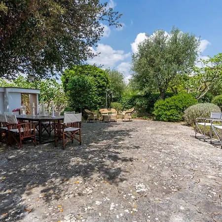 Trullo La Vecchia Elce With Garden